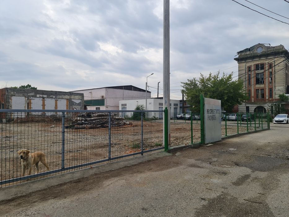 Se vinde clădire și teren