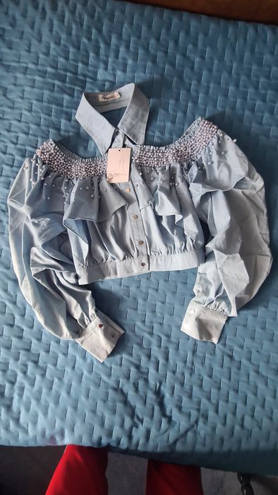 Уникална блуза с голи рамене и перли