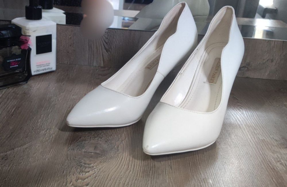 Ayollar uchun poshnali tufli