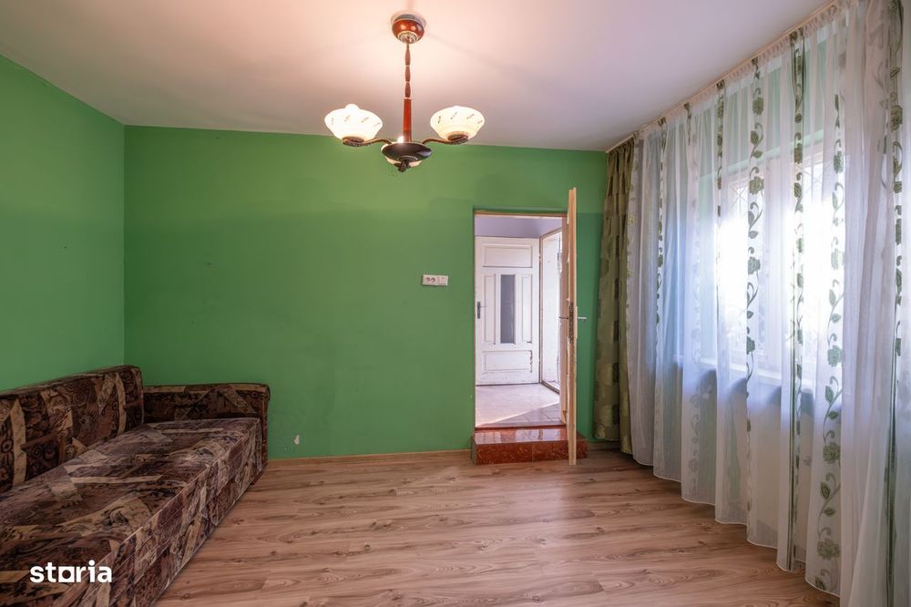 Casa din caramida, cu garaj si curte proprie – zona centrala Constan