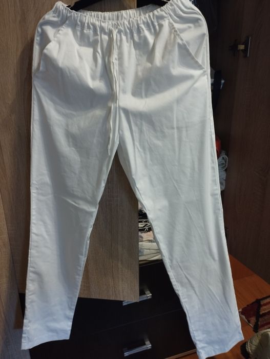 Set uniformă + saboți medicali – stare foarte bună