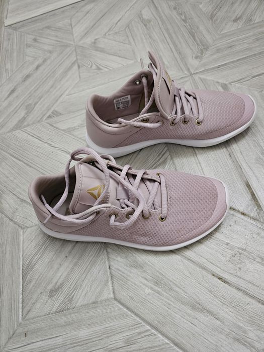 Оригинальные женские кроссовки Reebok.