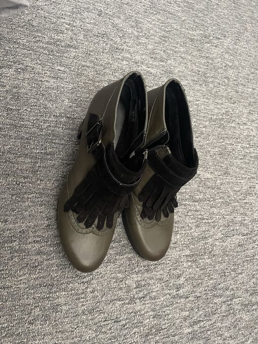 Vând pantofi de piele.