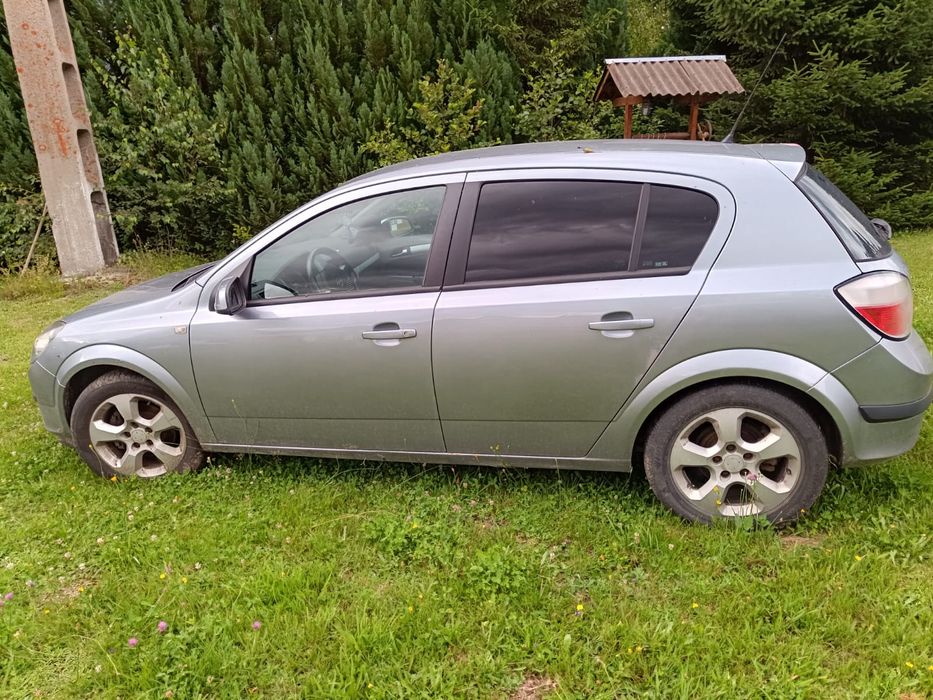 Vând Opel Astra h an 2006 are pompa de înaltă defecta in rest mașina nu are alte probleme. M-ai multe detalii la Nr telefon 0751660467