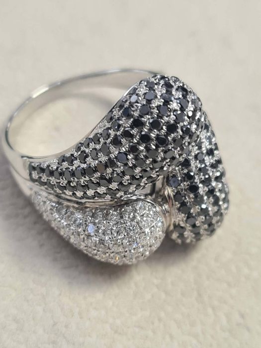 Inel din aur 18K cu diamante naturale albe si negre, IAU302