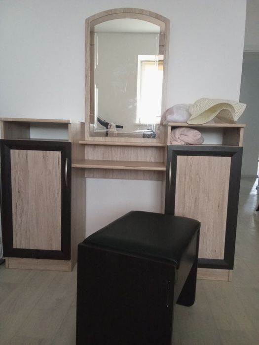 Продам трельяж с пуфиком