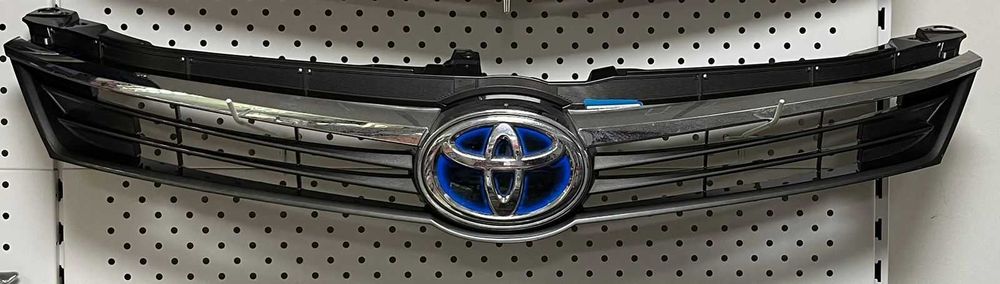 Решетка радиатора TOYOTA Camry 55 15-17 г.в. б/у оригинал