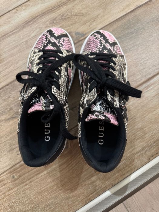 Чисто Нови обувки GUESS