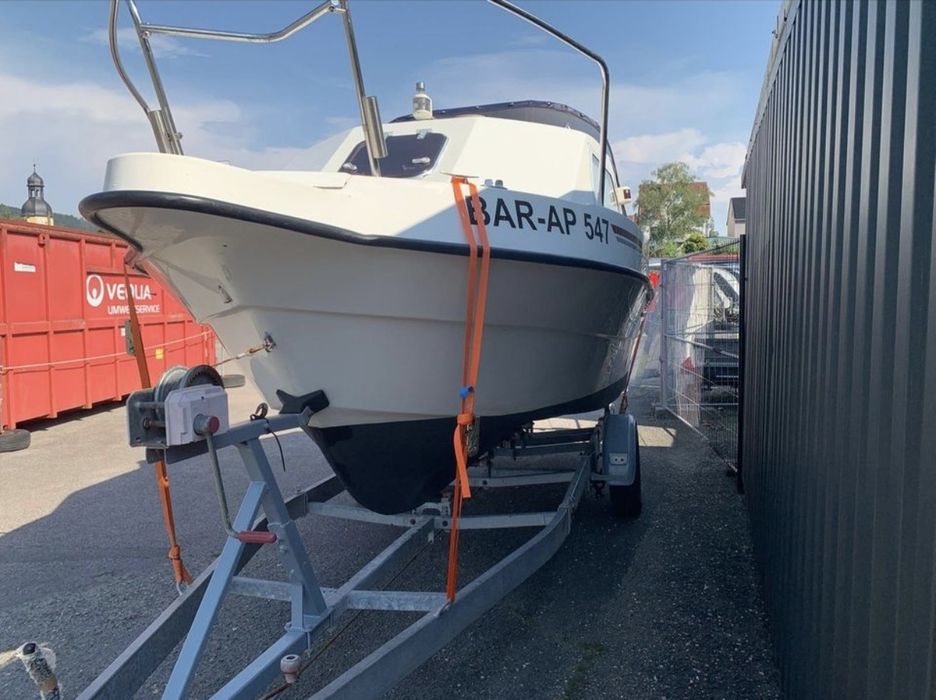 Каютна лодка Viking 595