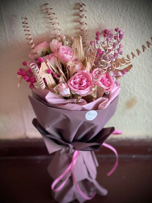 Аранжирани букети от сухи и изкуствени цветя