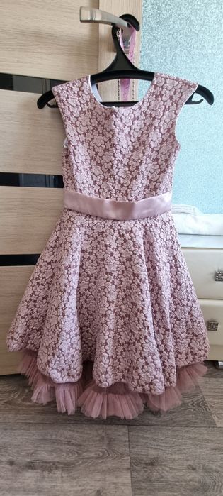 Продам платья на девочку 7-8 лет