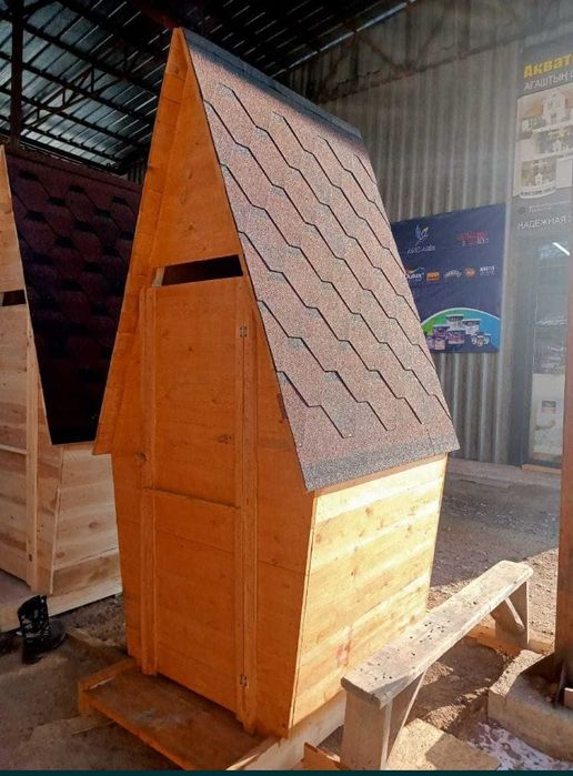 Уличный деревянный туалет для дачи