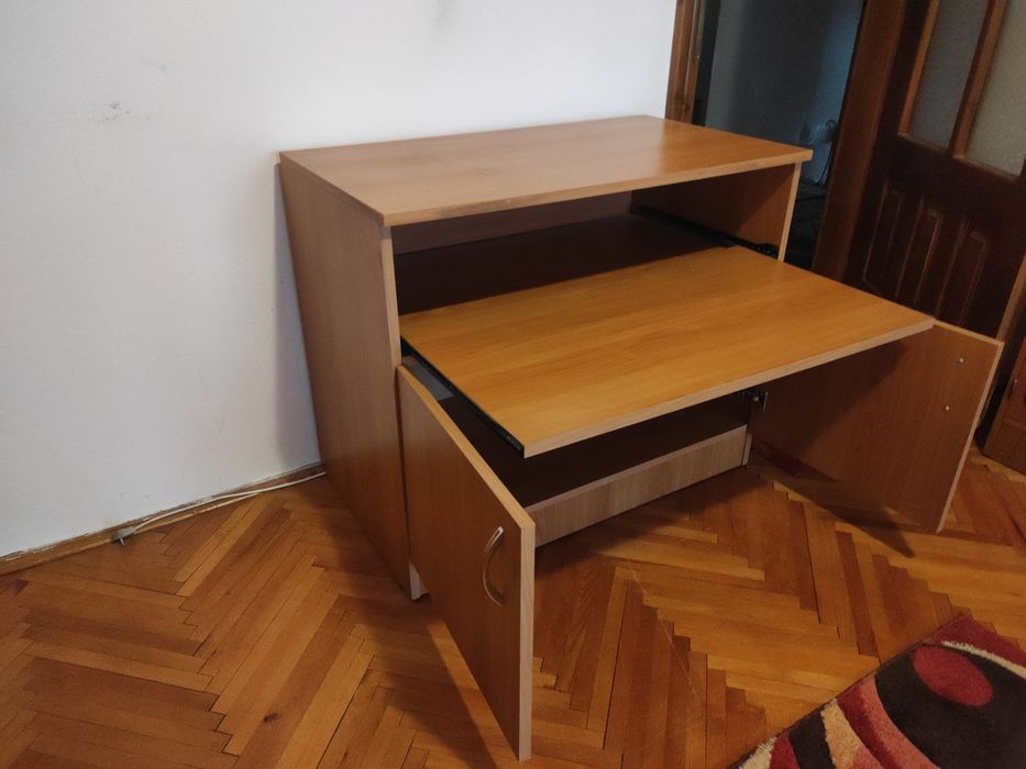 Comodă multifuncțională din PAL melaminat, finisaj nuanță de stejar/cireș, dotată cu un raft superior glisant