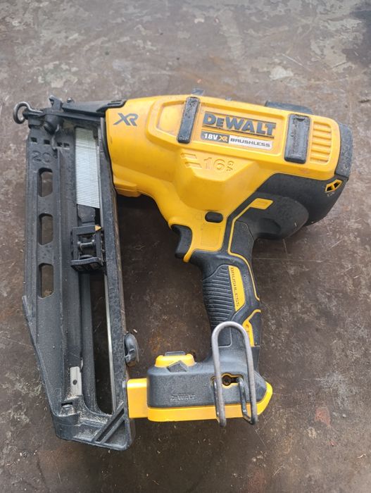 DeWalt dcn 660 такер