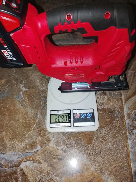 Fierestrău pendular Milwaukee cu acumulator de 6a