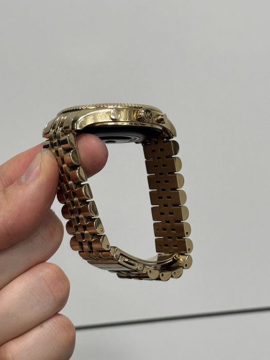 Продавам smart часовник Michael KORS