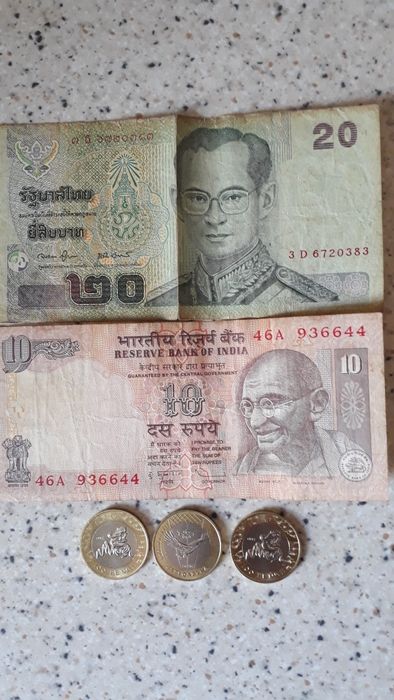 Монеты и денежные  купюры.