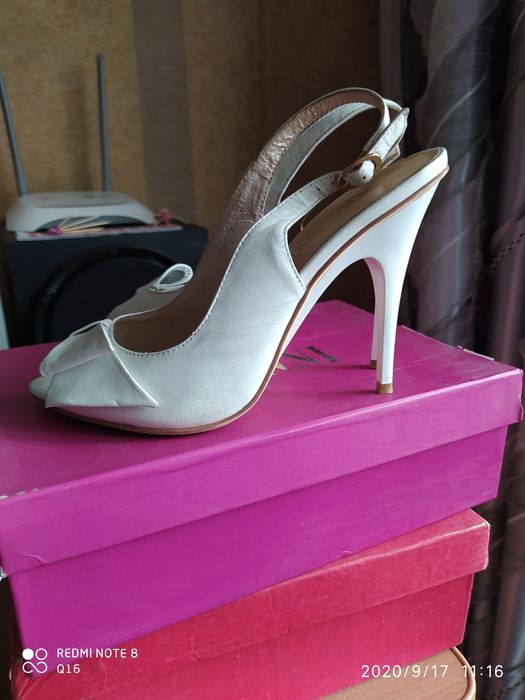 Босоножки белые б/у