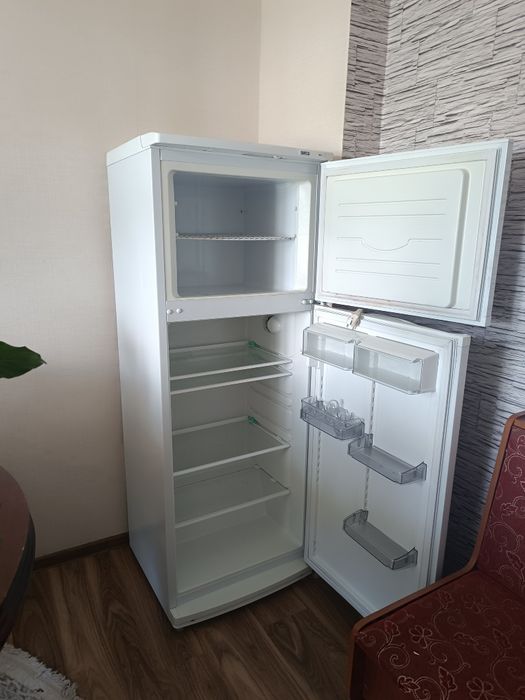 Продам холодильник, стол кухонный