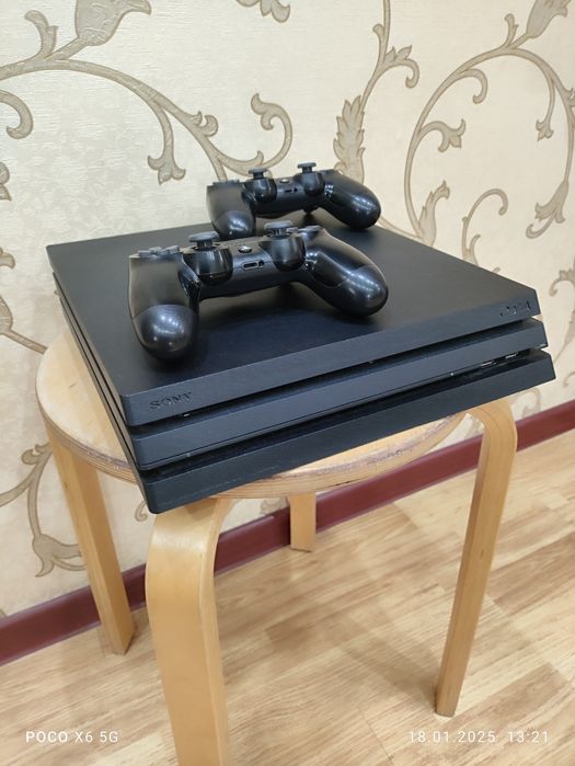 Ps4 pro  продаю с 4 играми
