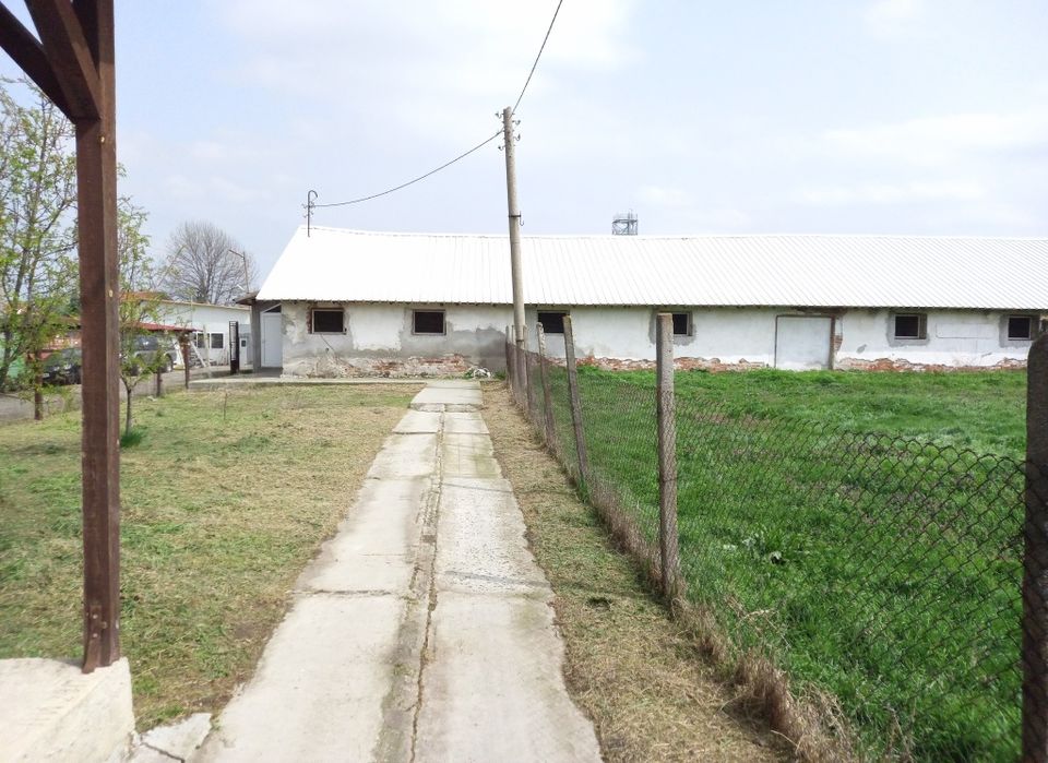 Продава се Промишлена сграда в Чирпан - 7500 кв.м за 31 €/кв.м - Снимка #3