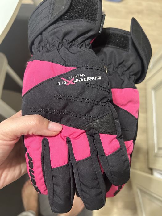 Лыжный костюм и перчатки