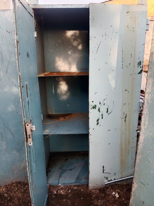 Продам металически шкаф