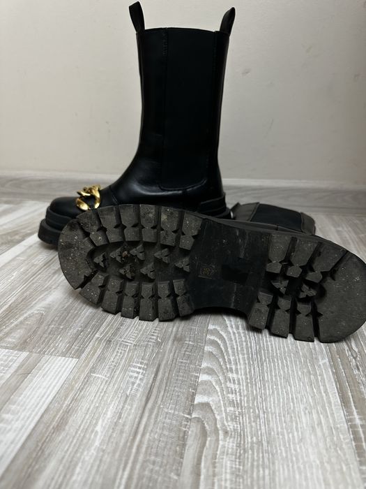 Боти със златиста катарама