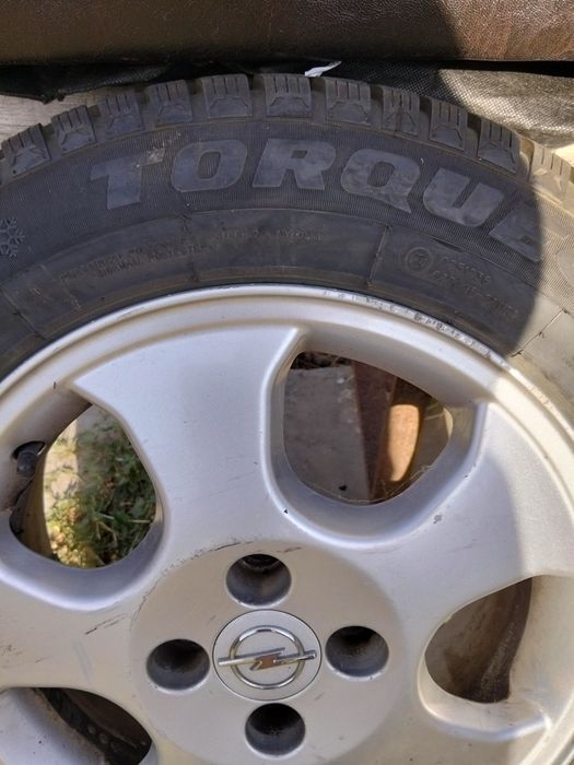 Vând set 4 roți cu anvelope de iarna 185/65R15