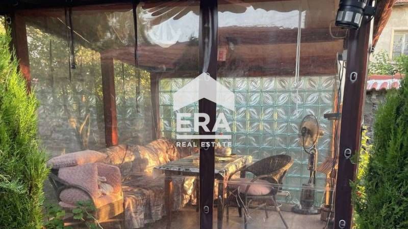 Уникална реновирана каменна къща с двор, гараж, плевня и беседка в се