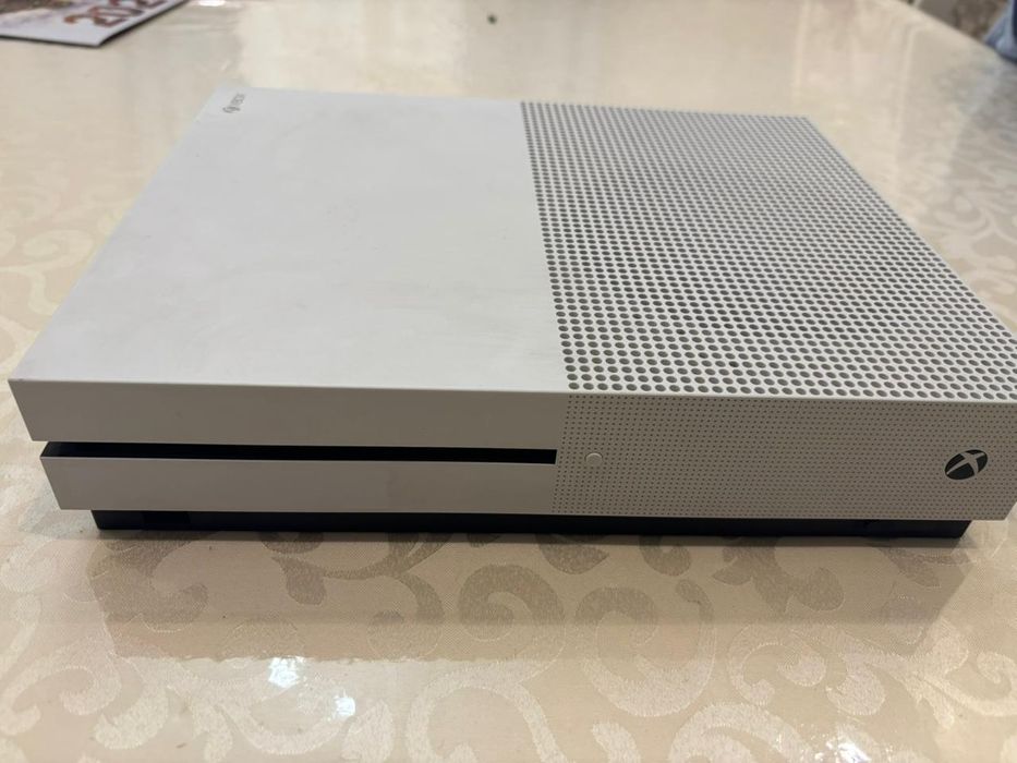 Xbox One S с двумя геймпадами