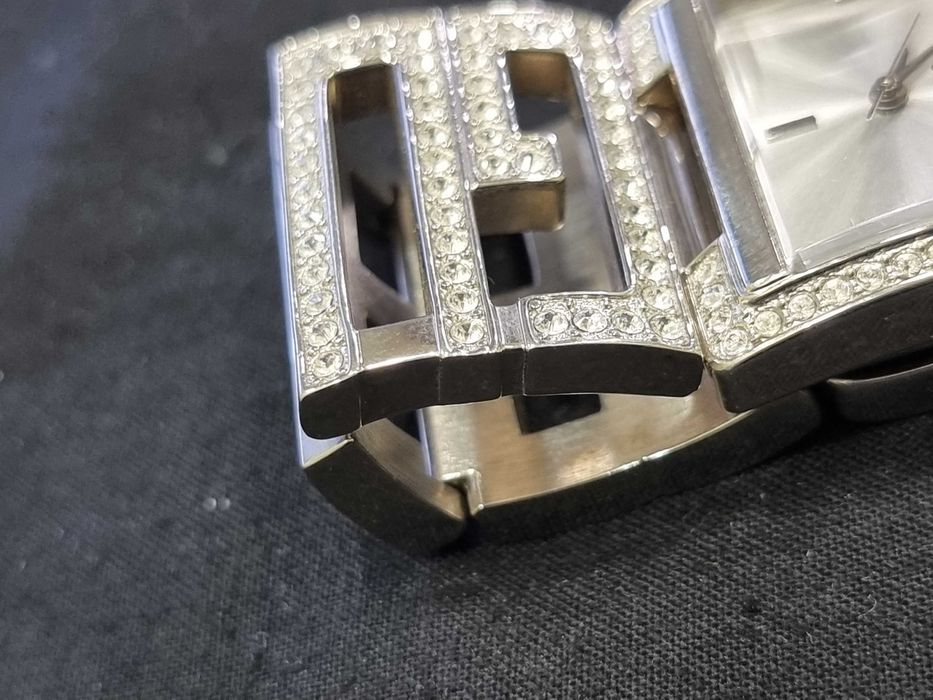 Дамски часовник GUESS 32 mm