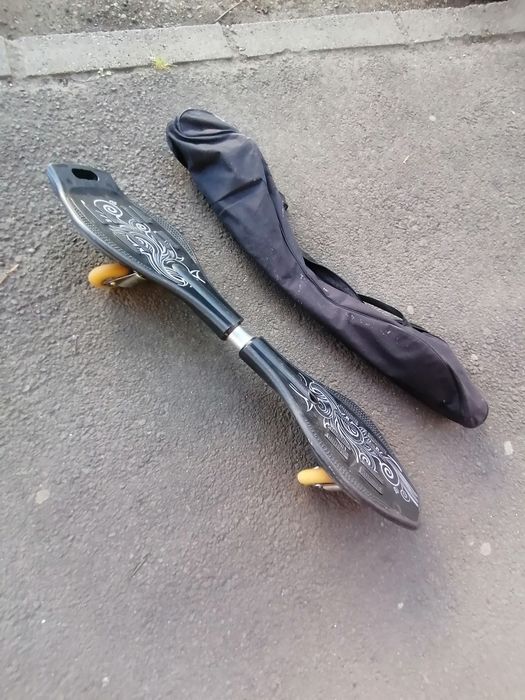 Vand skateboard de culoare neagra