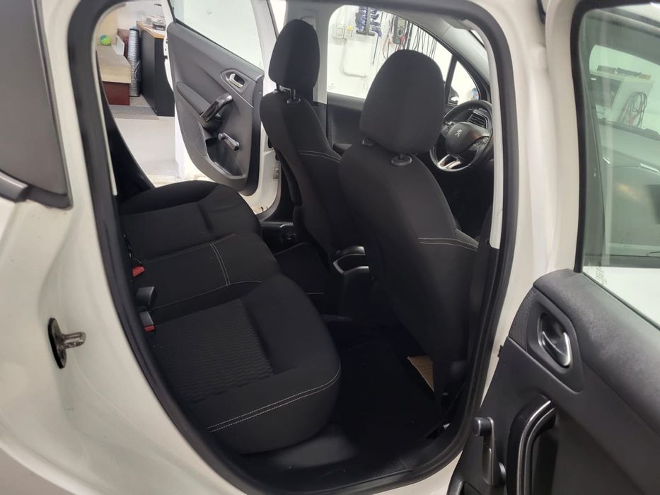 Vand sau schimb Peugout 208 an 2017