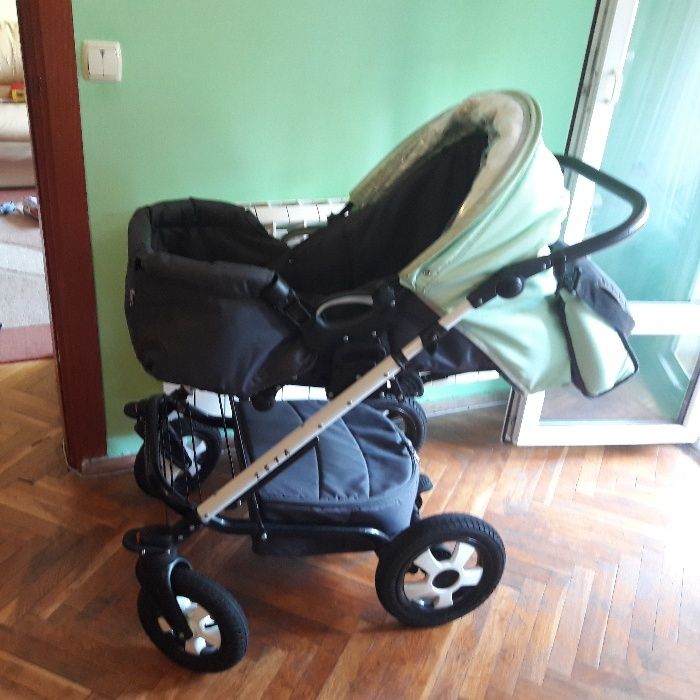 детска количка много запазена