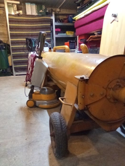 Vând centrifuga covoare 3m util in stare f buna .