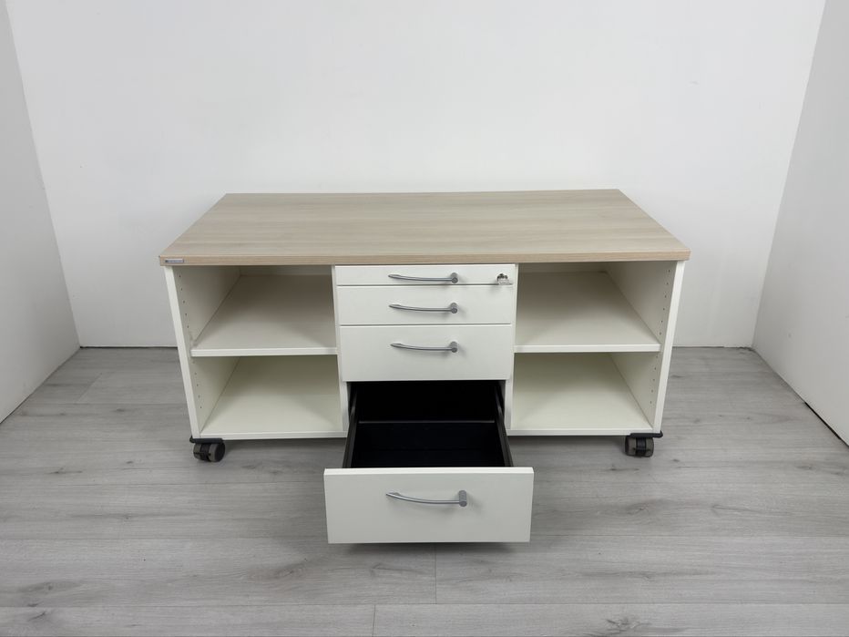 телевизионен шкаф с четири чекмеджета и колелца за лесно местене.