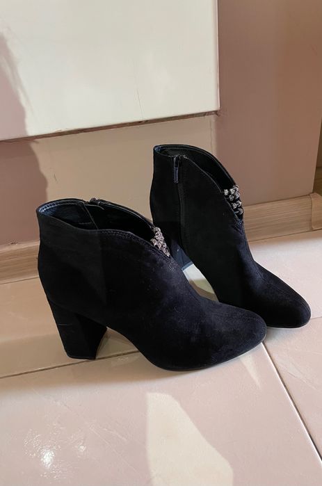 Черни велурени боти