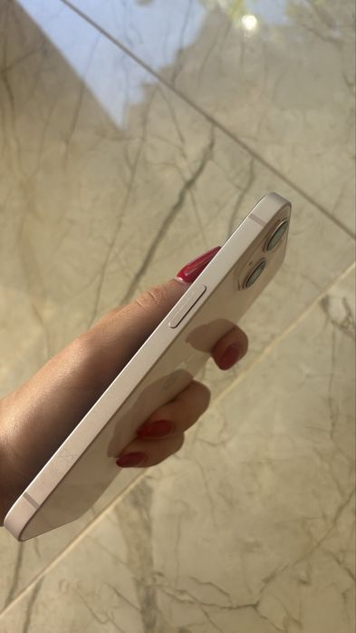 Продавам Iphone 13