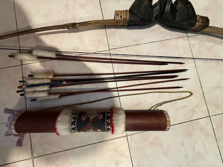 Vand arc cu sageti set complet functional potrivit pentru tir agrement hobby sau colectie