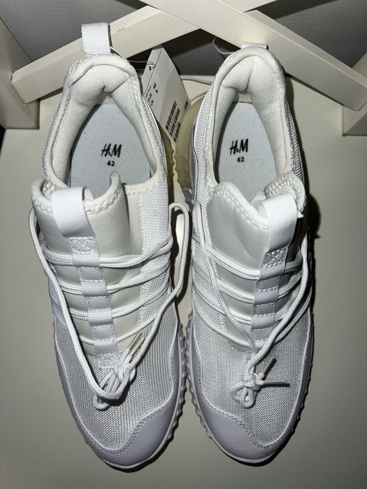Adidasi H&M numarul 42, Noi cu eticheta