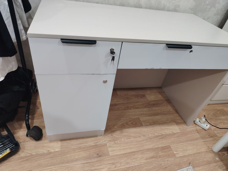 Продам стол письменный