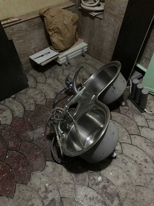 Раковина со смесителями