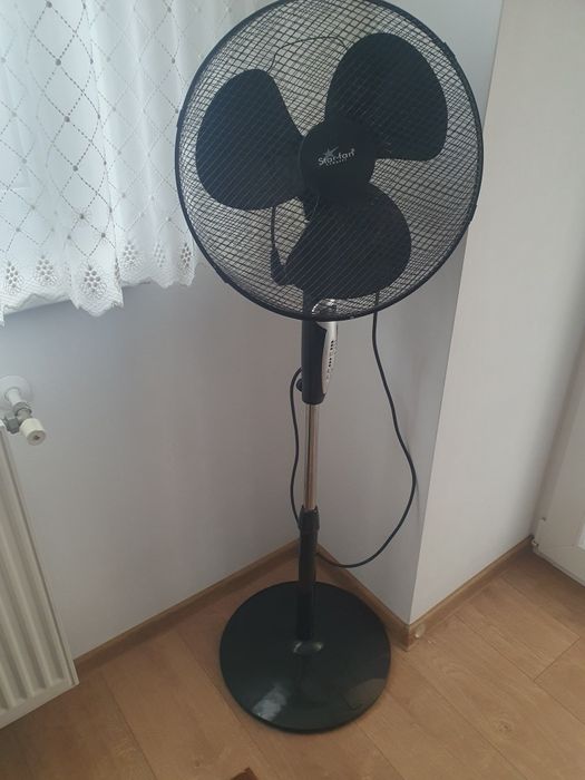 Ventilator cu picior reglabil și telecomandă