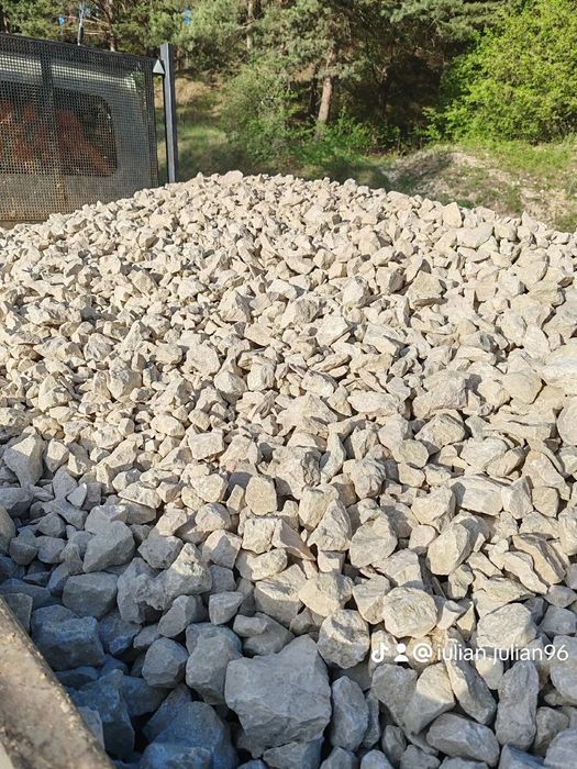 Piatra de calcar de diferite dimensiuni la mașină sau la saci