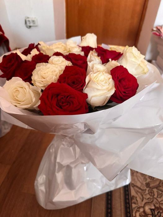 Розы белые и красные