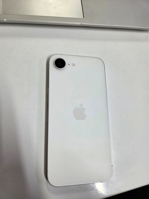Продам iphone 16e 128 gb