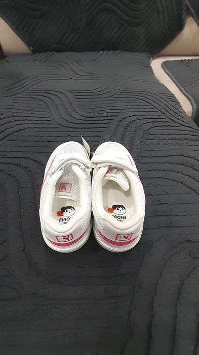 Продам кроссовки на девочек.