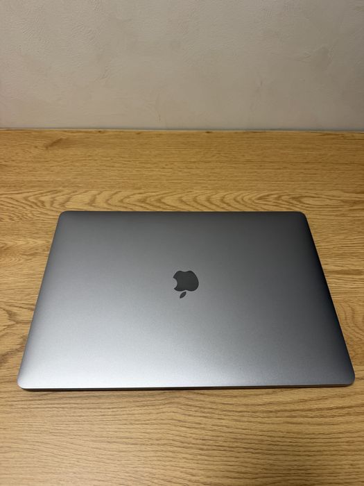 MacBook Pro 15” 2017 – i7 / 16GB RAM / SSD 512GB – Retina