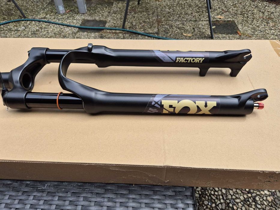 Furca Fox 34, 27,5-29inch, pe aer, lockout pe  ghidon si rebound